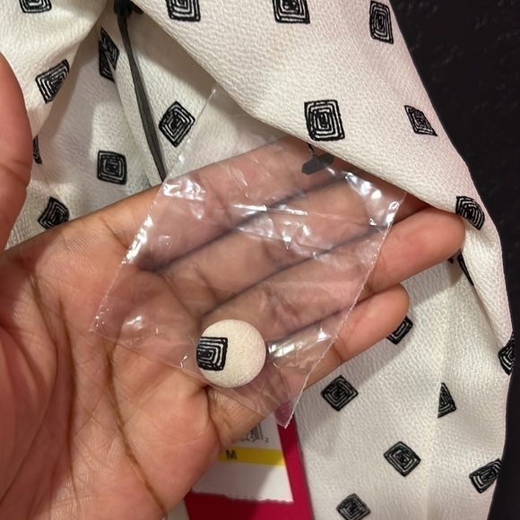 VINCE CAMUTO Diamond Pattern 100% Polyester Blouse Size M NWT - Picture 6 of 7